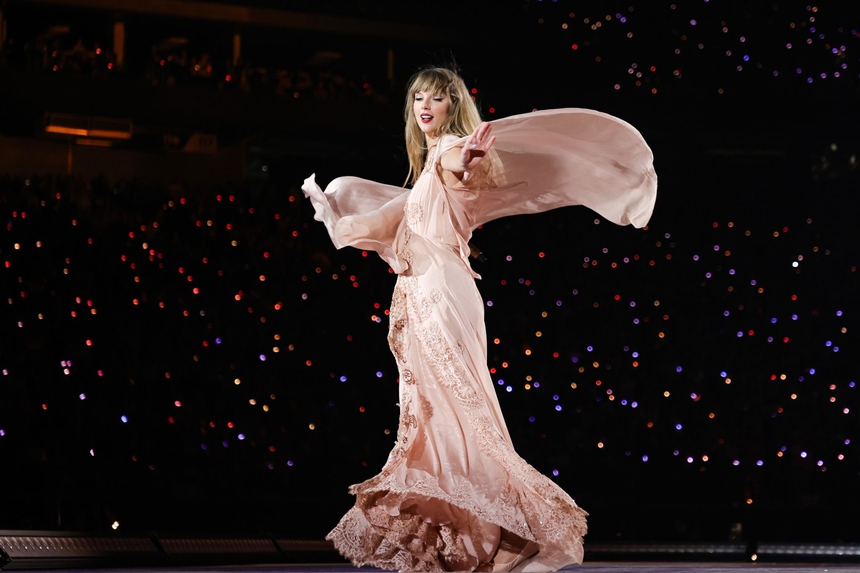 Ấm lòng concert của Taylor Swift: Fan khuyết tật được chăm sóc tinh tế, bác bảo vệ xem say mê... quên luôn nhiệm vụ - Ảnh 2. Ấm lòng concert của Taylor Swift: Fan khuyết tật được chăm sóc tinh tế, bác bảo vệ xem say mê... quên luôn nhiệm vụ - Ảnh 2.