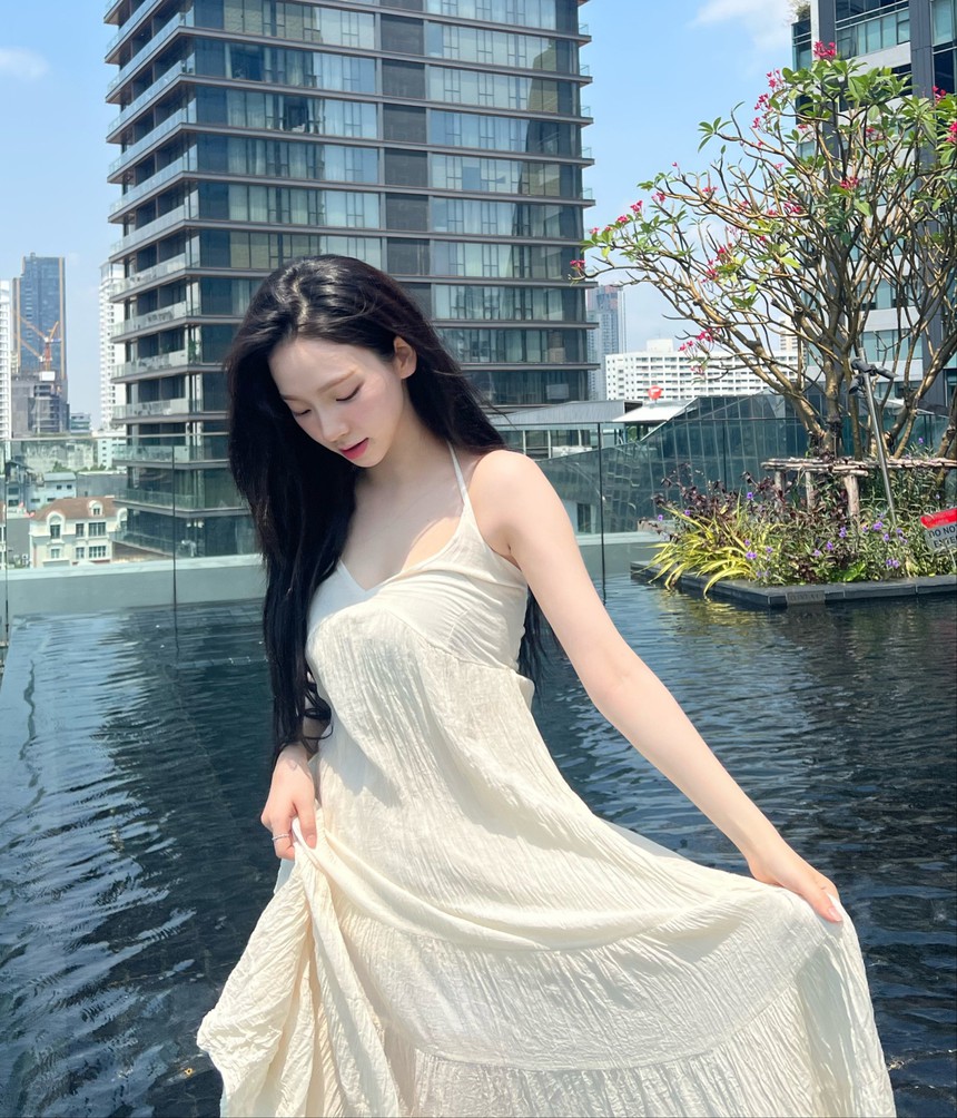Mua váy maxi ở chợ đêm Thái Lan, Karina (Aespa) giúp chủ shop bán cháy hàng, fan muốn có cheap moment phải đặt trước 10 ngày - Ảnh 3.
