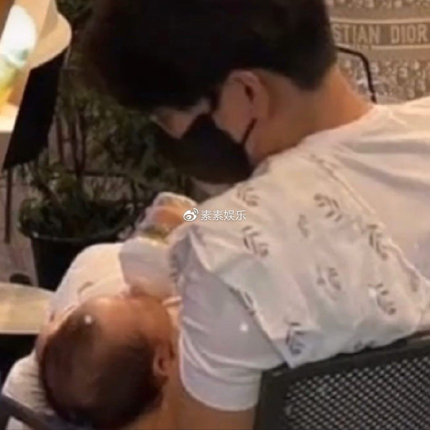 Rầm rộ hình ảnh Hyun Bin âu yếm con trai sau nghi vấn ly hôn Son Ye Jin vì cờ bạc, thực hư ra sao? - Ảnh 2. Rầm rộ hình ảnh Hyun Bin âu yếm con trai sau nghi vấn ly hôn Son Ye Jin vì cờ bạc, thực hư ra sao? - Ảnh 2.