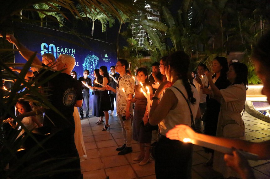 400 ngọn nến thắp sáng đêm hưởng ứng chiến dịch Giờ trái đất - Ảnh 1.