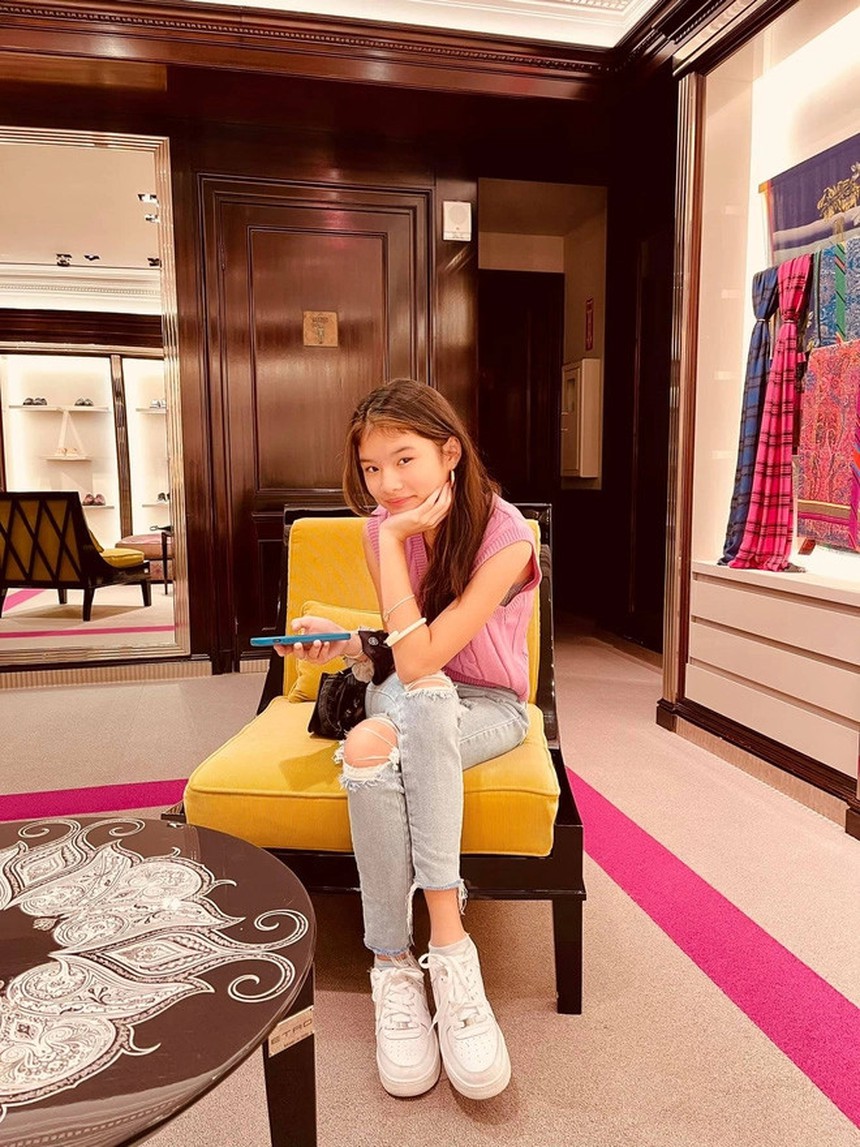 Con gái Trương Ngọc Ánh ở tuổi 15: Xinh đẹp nhưng ăn mặc giản dị, mỗi khi lên đồ lại 'trổ mã' đến bất ngờ  - Ảnh 3.