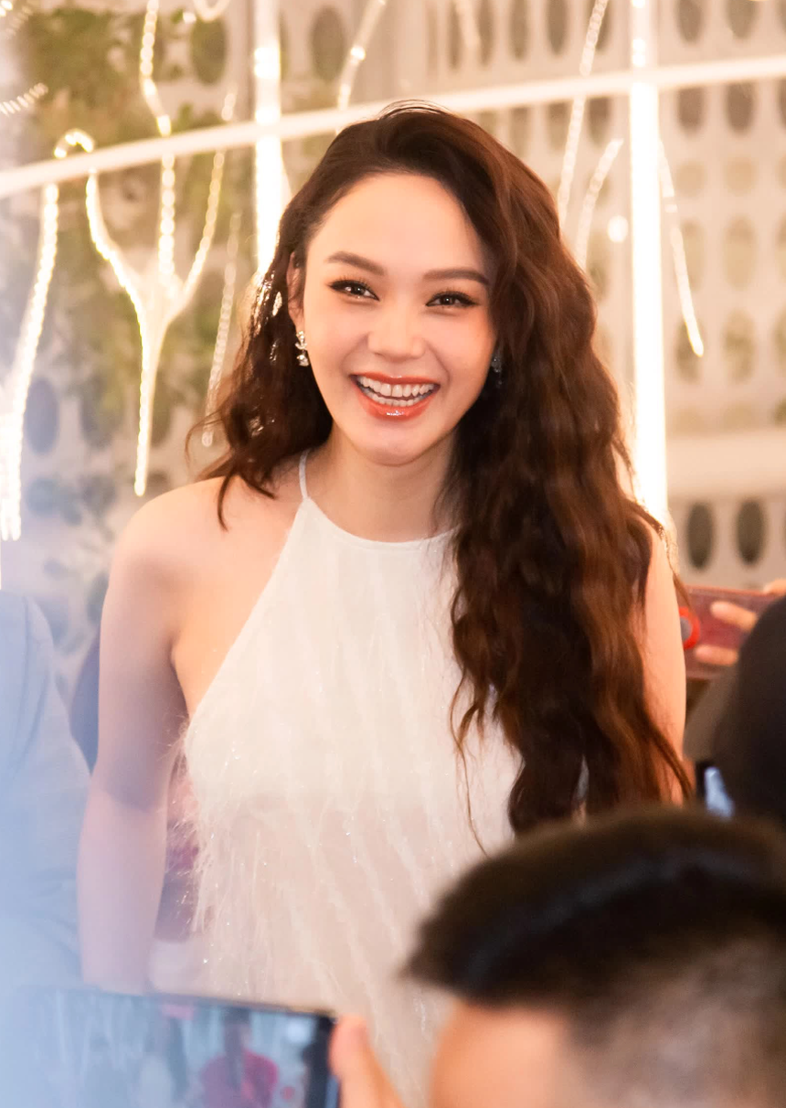 Được netizen nhắc nhở hạn chế đi cao gót khi mang bầu, Minh Hằng phản ứng ra sao? - Ảnh 2. Được netizen nhắc nhở hạn chế đi cao gót khi mang bầu, Minh Hằng phản ứng ra sao? - Ảnh 2.