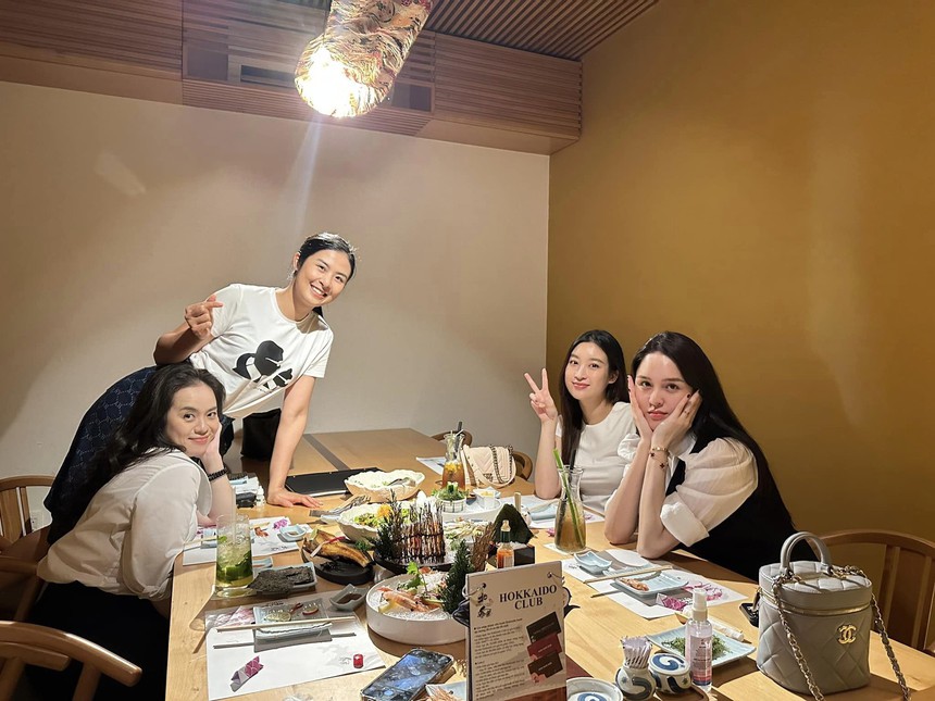 Đỗ Mỹ Linh khoe ảnh bên chồng chủ tịch, giữ nguyên thói quen khiến dân tình 'hoài nghi' - Ảnh 2. Đỗ Mỹ Linh khoe ảnh bên chồng chủ tịch, giữ nguyên thói quen khiến dân tình 'hoài nghi' - Ảnh 2.