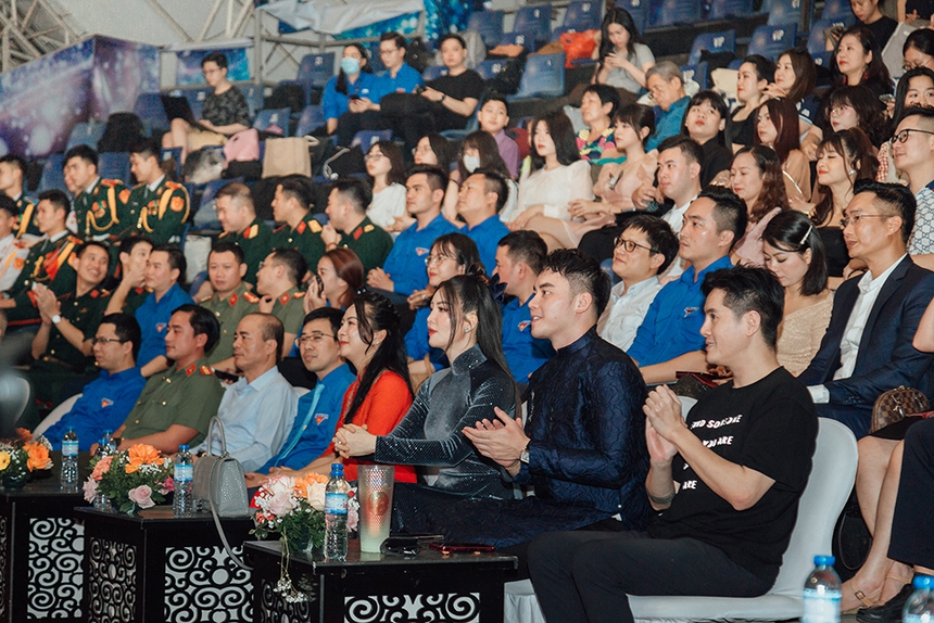 Dàn người đẹp VTV trình diễn BST 'Việt Nam gấm hoa' tại 'Duyên dáng Áo dài VTV 2023' - Ảnh 1. Dàn người đẹp VTV trình diễn BST 'Việt Nam gấm hoa' tại 'Duyên dáng Áo dài VTV 2023' - Ảnh 1.