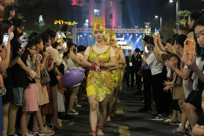 Thêm một không gian văn hóa, nghệ thuật đường phố cho người dân và du khách đến Thừa Thiên - Huế - Ảnh 4. Thêm một không gian văn hóa, nghệ thuật đường phố cho người dân và du khách đến Thừa Thiên - Huế - Ảnh 4.