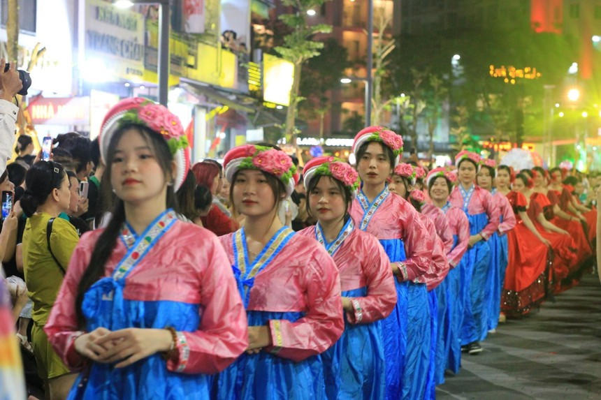 Thêm một không gian văn hóa, nghệ thuật đường phố cho người dân và du khách đến Thừa Thiên - Huế - Ảnh 2. Thêm một không gian văn hóa, nghệ thuật đường phố cho người dân và du khách đến Thừa Thiên - Huế - Ảnh 2.