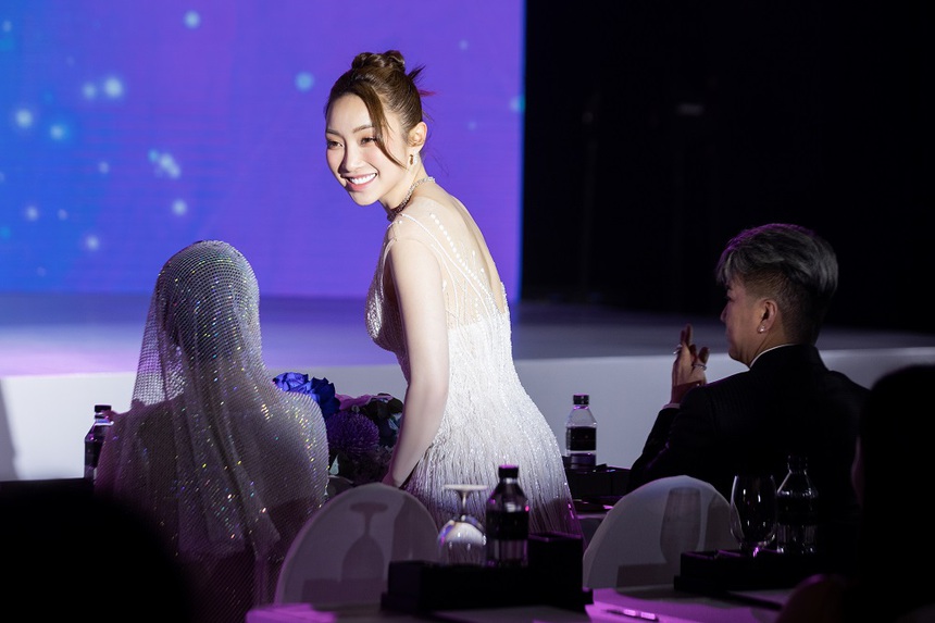 'Cặp mẹ bỉm quyến rũ nhất showbiz' Bảo Thy - Lý Thuỳ Chang đọ sắc tại sự kiện - Ảnh 4.