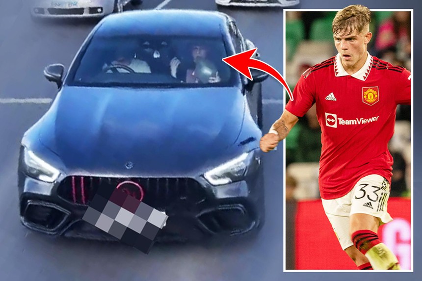 Sao trẻ MU giấu mình trong ô tô hít khí cười ngay gần sân tập - Ảnh 2.