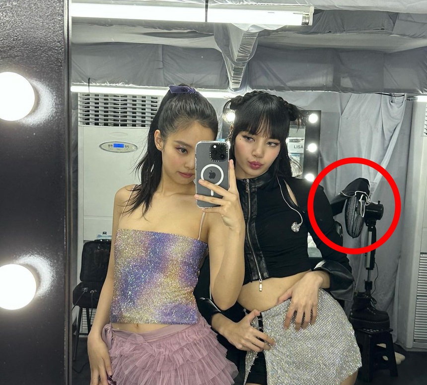 Chuyện hậu trường đêm nhạc sao Kpop: BTS ngã gục, thở oxy trong cánh gà, Rosé (BLACKPINK) hong khô áo… bằng quạt  - Ảnh 4.