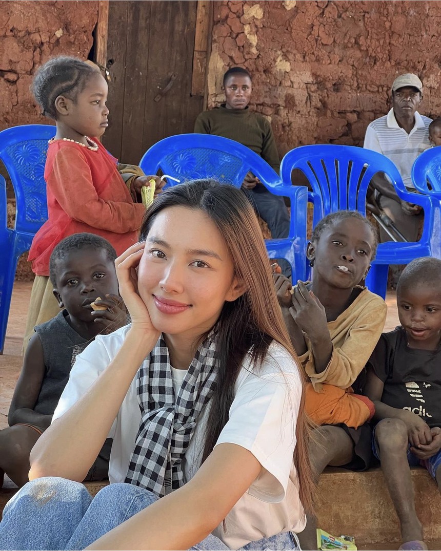 Thuỳ Tiên có hành động cực tinh tế, ẵm trọn điểm 10 vì cách ứng xử khi tham dự sự kiện - Ảnh 4. Thuỳ Tiên có hành động cực tinh tế, ẵm trọn điểm 10 vì cách ứng xử khi tham dự sự kiện - Ảnh 4.