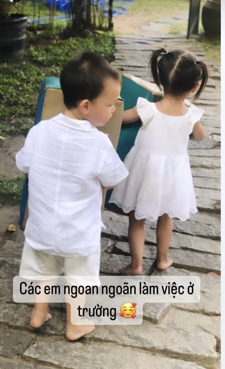 Leon - Lisa nhà Hồ Ngọc Hà khi đến trường: Cực nghiêm túc làm việc được giao nhưng biểu cảm khi học lại gây cười - Ảnh 1. Leon - Lisa nhà Hồ Ngọc Hà khi đến trường: Cực nghiêm túc làm việc được giao nhưng biểu cảm khi học lại gây cười - Ảnh 1.