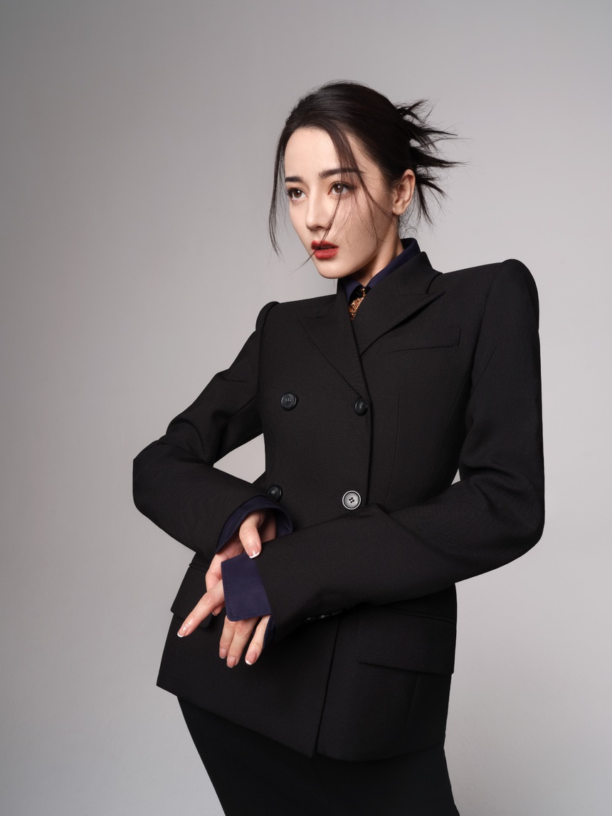 Địch Lệ Nhiệt Ba trung thành với phong cách 'ngự tỷ': Đẹp nhưng nhàm! - Ảnh 6.