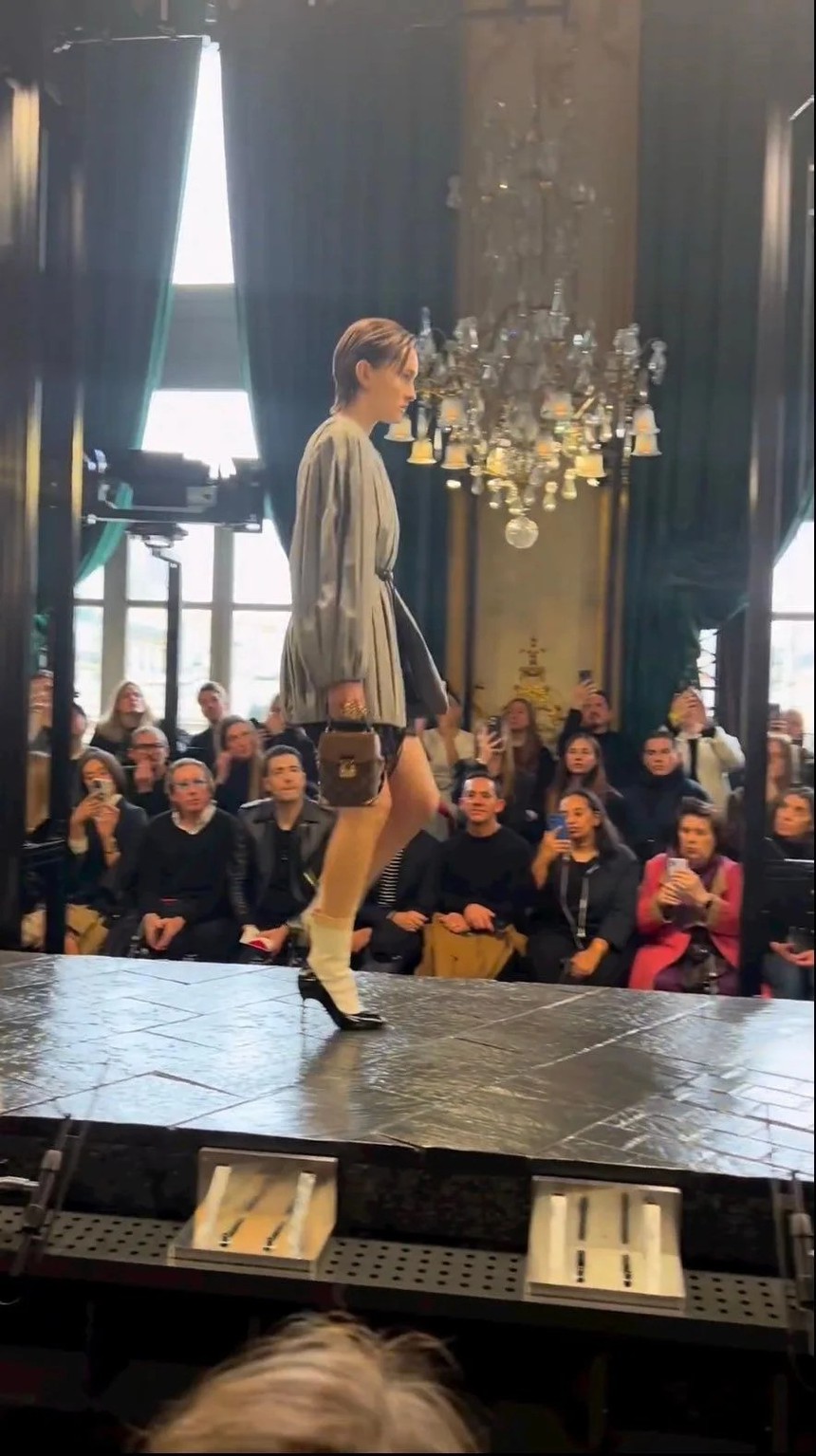 Bóc trần thủ đoạn fan cuồng giả làm bạn gái Sehun (EXO): Mua đồng hồ giống, dàn dựng ảnh "sống ảo" đi chung xe, đi sự kiện với nam idol - Ảnh 5.