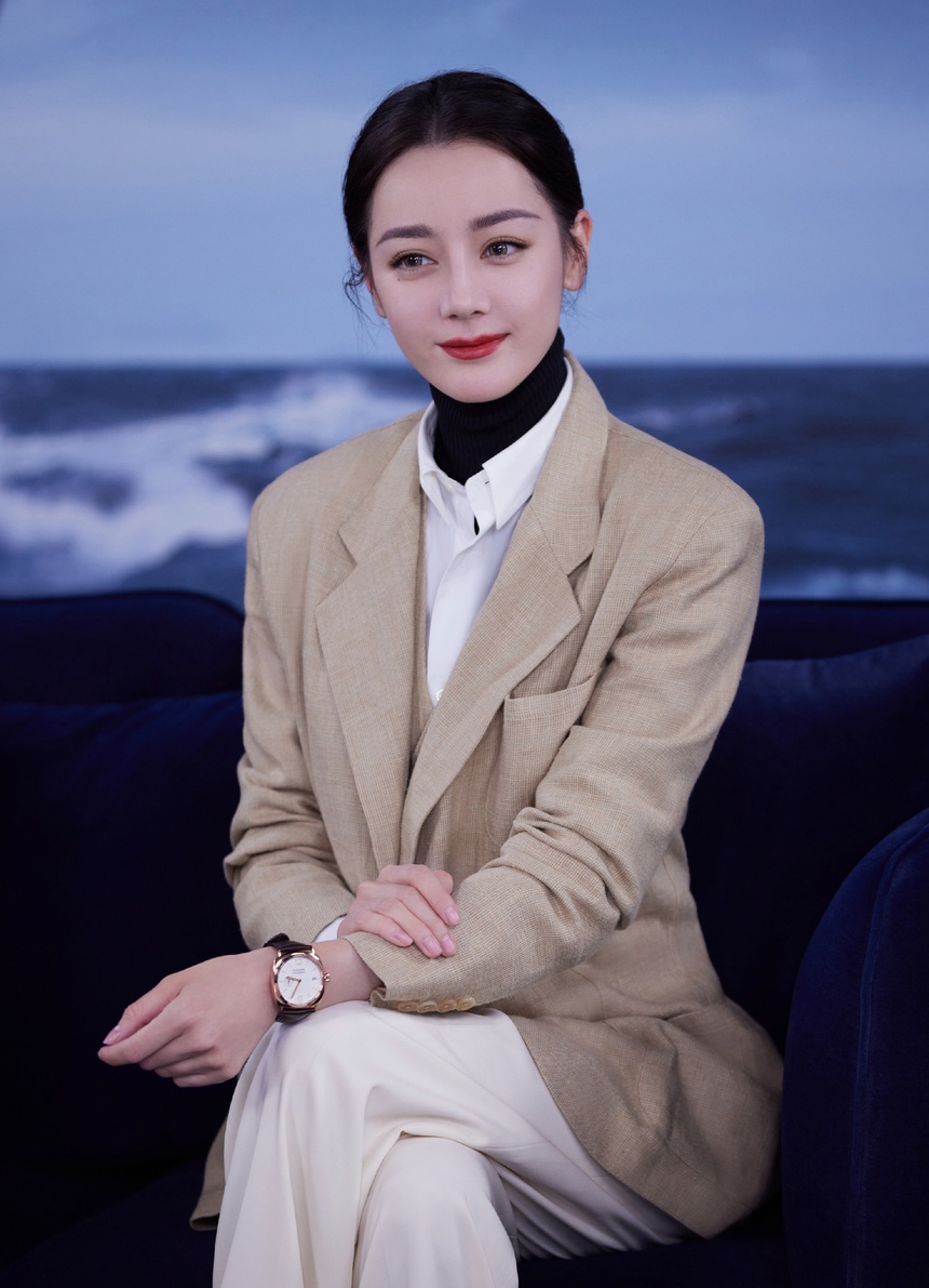 Địch Lệ Nhiệt Ba trung thành với phong cách 'ngự tỷ': Đẹp nhưng nhàm! - Ảnh 1.