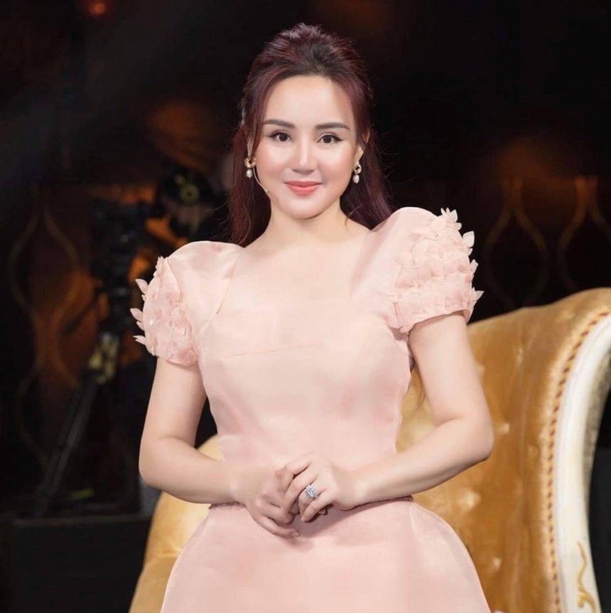 Rộ hình ảnh Vy Oanh có mặt theo giấy triệu tập của Công an TP.HCM - Ảnh 2. Rộ hình ảnh Vy Oanh có mặt theo giấy triệu tập của Công an TP.HCM - Ảnh 2.