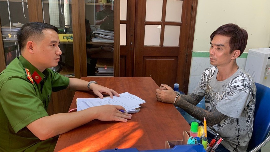 Khởi tố bị can trong vụ clip bạo hành, nghi vấn 'ép bé trai sử dụng ma túy' - Ảnh 1.