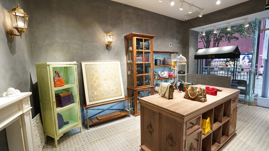 Kinh doanh hàng hiệu secondhand đang bùng nổ ở Trung Quốc: Khách hàng không cần mới, chỉ cần 'đồ thật và rẻ', còn có dịch vụ thu mua tận nhà - Ảnh 2.