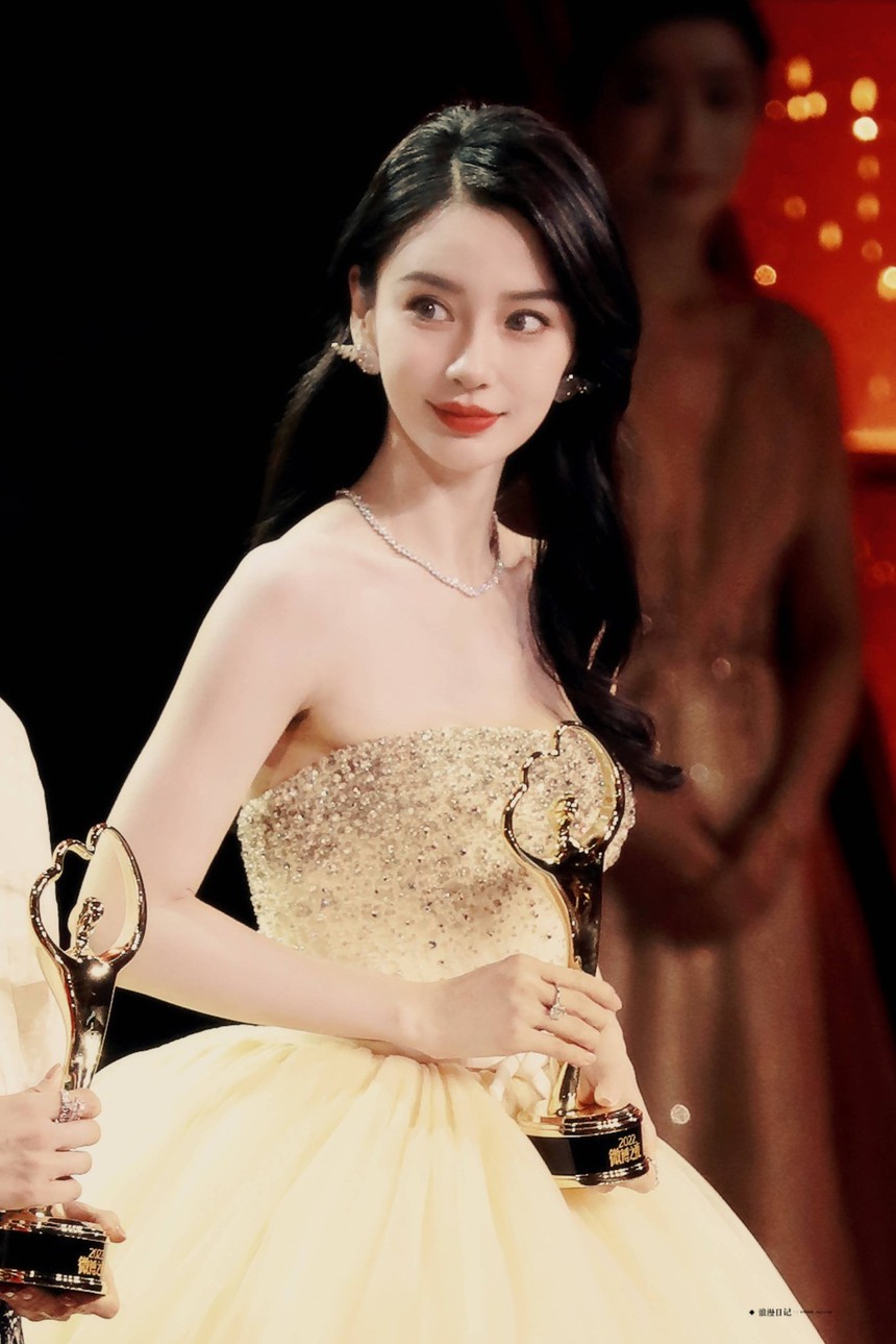 Lý Băng Băng bị tấn công vì thì thầm hỏi Huỳnh Hiểu Minh khi Angela Baby nhận giải: "Tôi đẹp hay cô ấy đẹp"? - Ảnh 4.