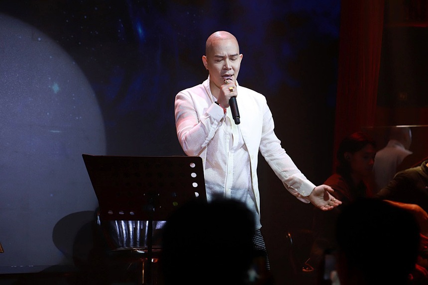 Nathan Lee xuất hiện với quả đầu trọc, hát hit 'Giấc Mơ Tuyết Trắng', vẫn không quên cà khịa Cao Thái Sơn - Ảnh 4. Nathan Lee xuất hiện với quả đầu trọc, hát hit 'Giấc Mơ Tuyết Trắng', vẫn không quên cà khịa Cao Thái Sơn - Ảnh 4.