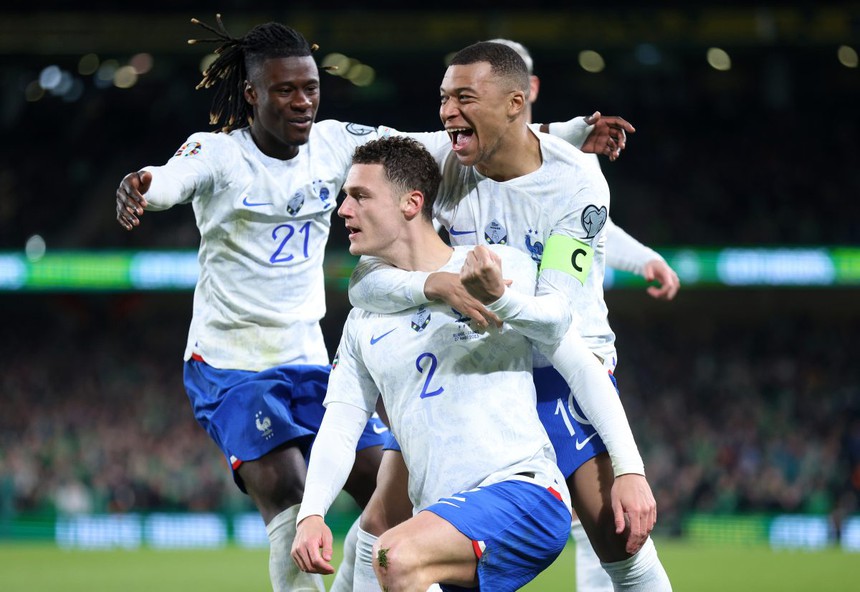 Thủ môn tuyển Pháp được phong là 'hay nhất thế giới' sau pha cứu thua không tưởng - Ảnh 2. Thủ môn tuyển Pháp được phong là 'hay nhất thế giới' sau pha cứu thua không tưởng - Ảnh 2.