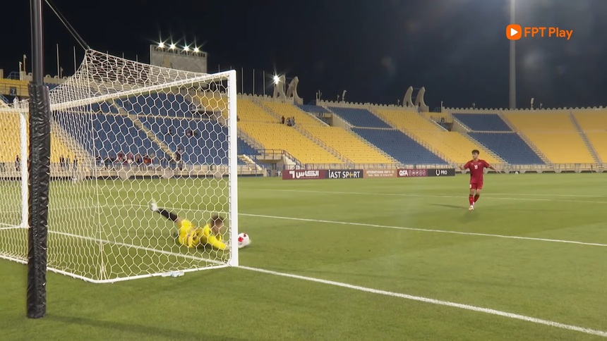 Sao trẻ HAGL khóc như mưa vì đá hỏng luân lưu, HLV Troussier vỗ về an ủi - Ảnh 2.