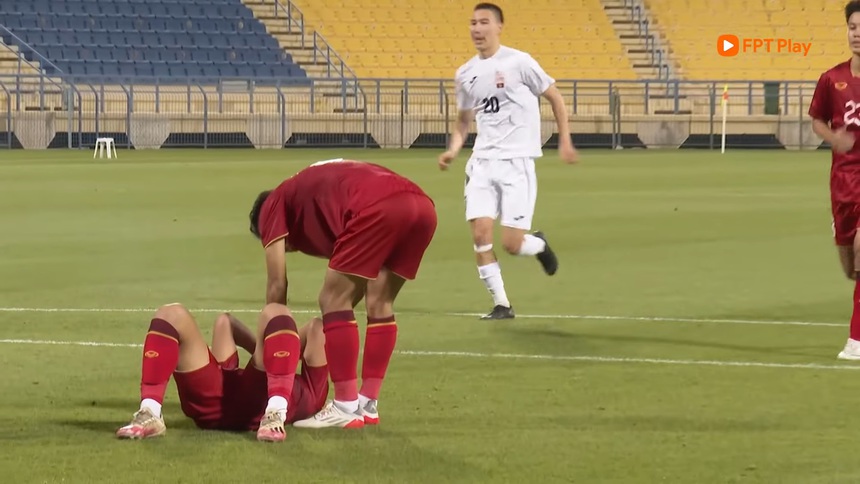 Sao trẻ HAGL khóc như mưa vì đá hỏng luân lưu, HLV Troussier vỗ về an ủi - Ảnh 3.