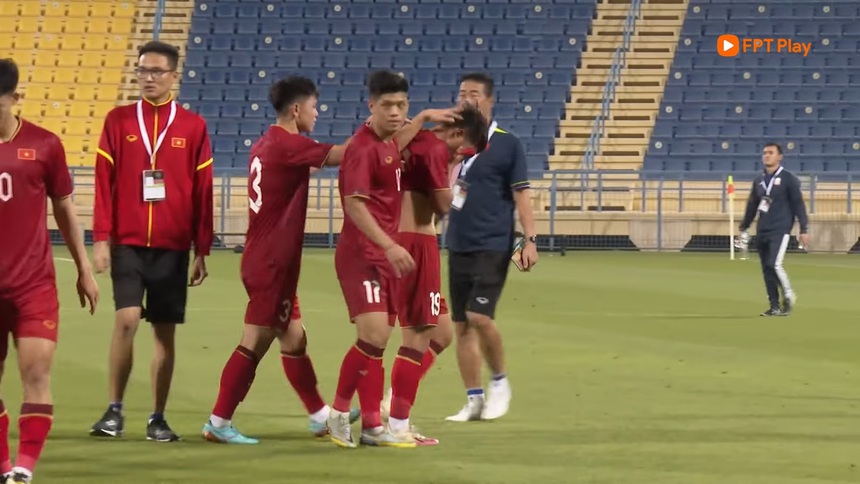 Sao trẻ HAGL khóc như mưa vì đá hỏng luân lưu, HLV Troussier vỗ về an ủi - Ảnh 4.