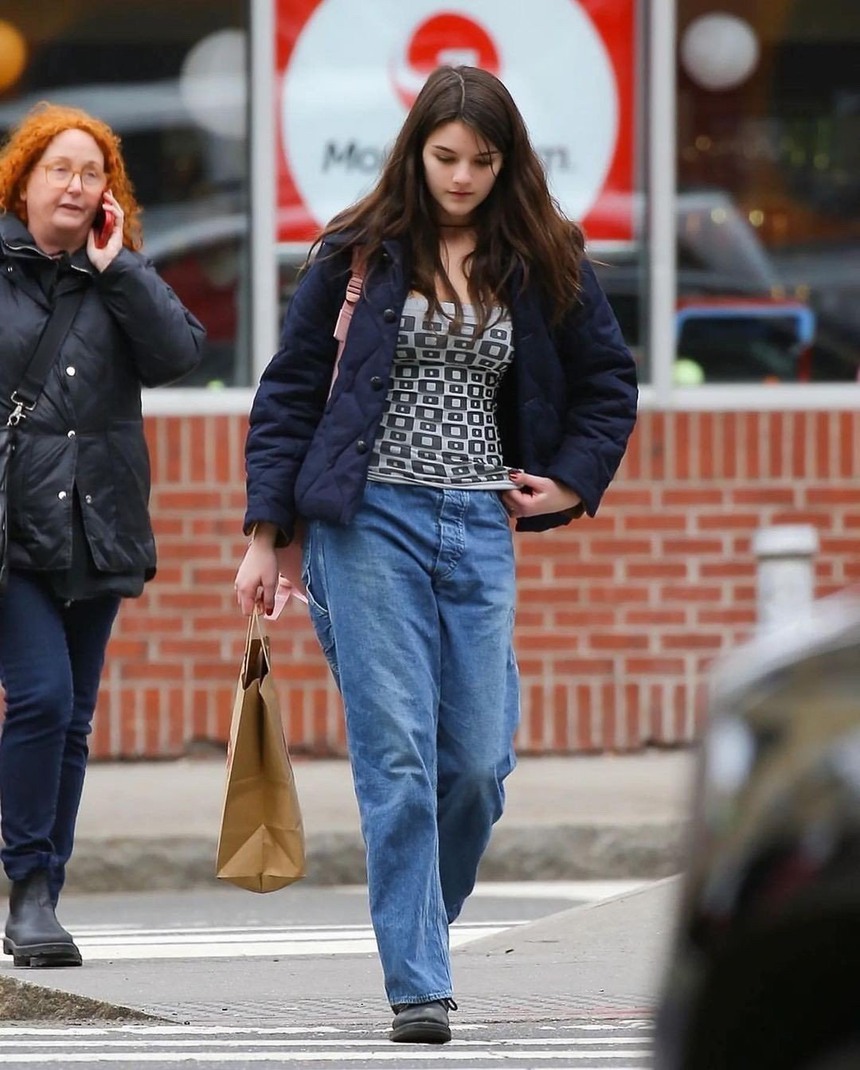 Suri Cruise xuất hiện sau thông tin coi bố Tom Cruise là "vô hình", ngoại hình ở tuổi 17 gây sốt - Ảnh 4.