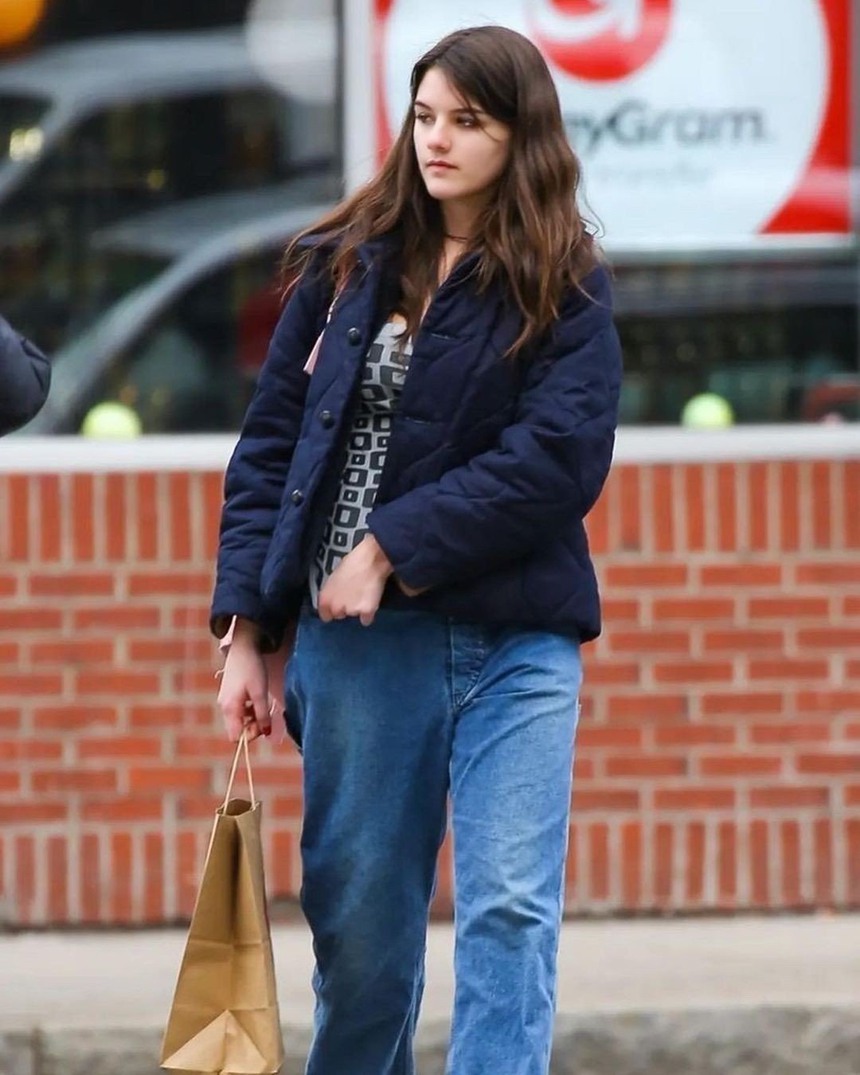 Suri Cruise xuất hiện sau thông tin coi bố Tom Cruise là "vô hình", ngoại hình ở tuổi 17 gây sốt - Ảnh 5.