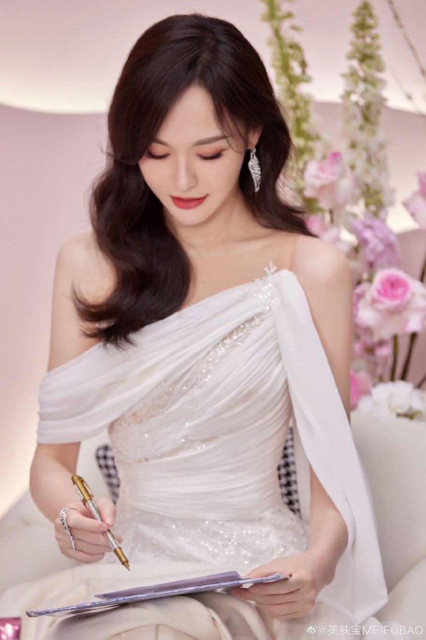 Hậu lùm xùm đi trễ tại Đêm hội Weibo của Đường Yên: Phải che mặt tránh né truyền thông, trực tiếp đắc tội với “ông lớn” trong showbiz - Ảnh 1.