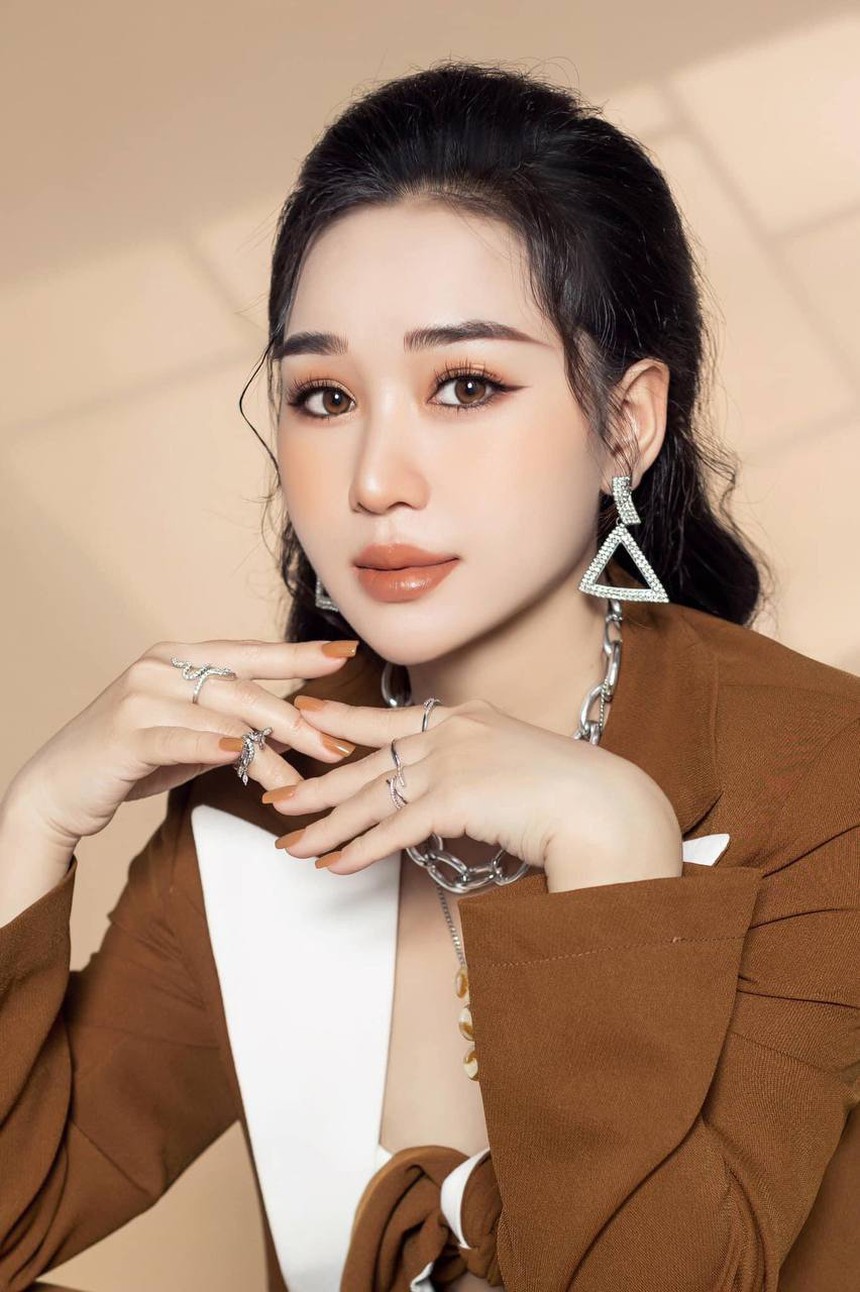 Cô gái Bình Định xinh như hoa lấy chân sút nổi tiếng, cưới xong chồng tặng xe hơi hơn 2 tỷ, dính “phốt” không đáng có - Ảnh 7.