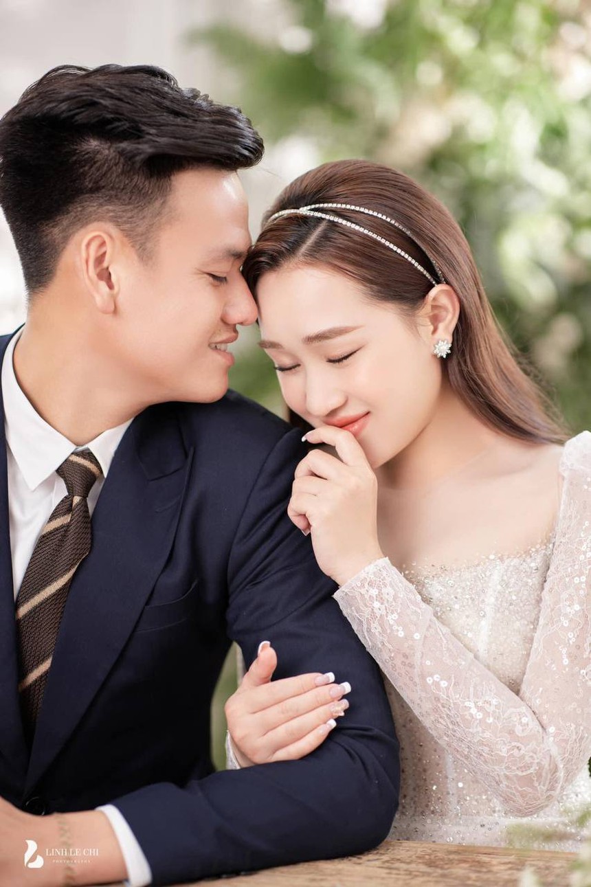 Cô gái Bình Định xinh như hoa lấy chân sút nổi tiếng, cưới xong chồng tặng xe hơi hơn 2 tỷ, dính “phốt” không đáng có - Ảnh 2.