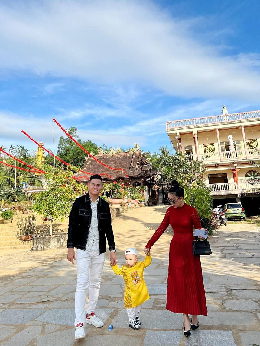 Cô gái Bình Định xinh như hoa lấy chân sút nổi tiếng, cưới xong chồng tặng xe hơi hơn 2 tỷ, dính “phốt” không đáng có - Ảnh 6.