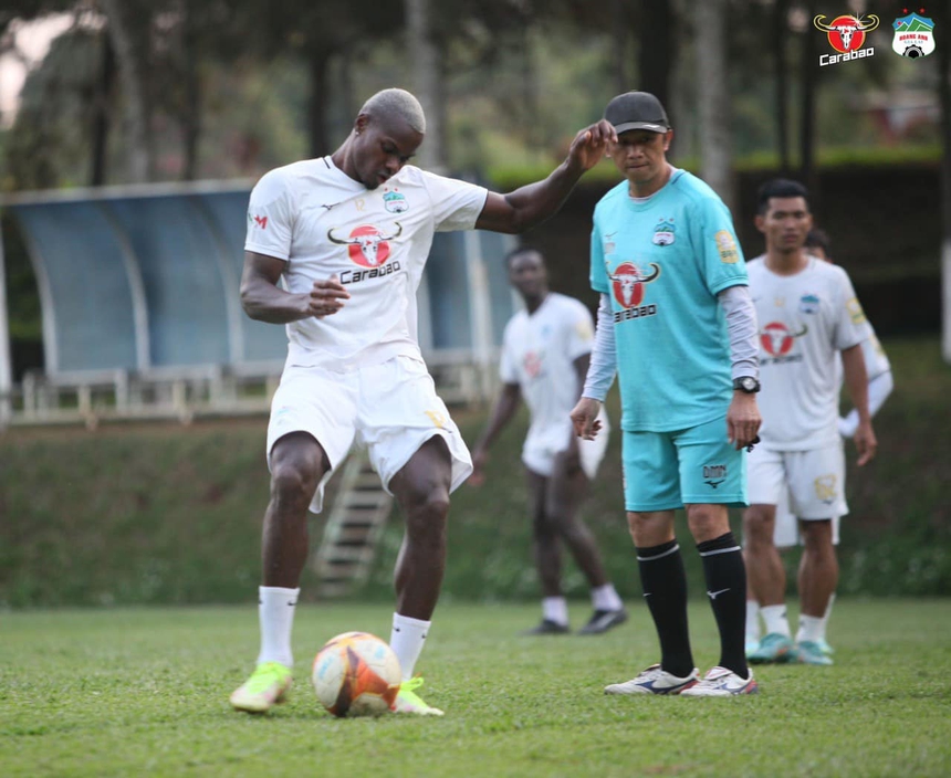 HLV Kiatisuk thúc giục HAGL tích cực tập luyện, sẵn sàng gặp Viettel ngày V-League trở lại - Ảnh 2.