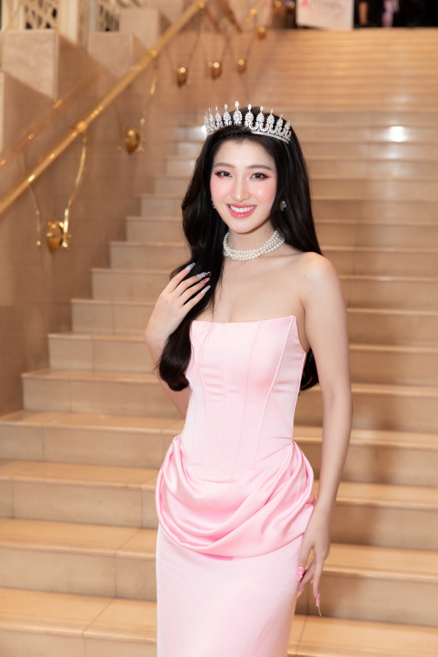 'Vũ trụ mỹ nhân' đổ bộ thảm đỏ: Mai Phương cùng dàn hậu gen Z đọ sắc 'căng đét', Thanh Thủy và Kiều Loan lộ diện gây chú ý - Ảnh 4.