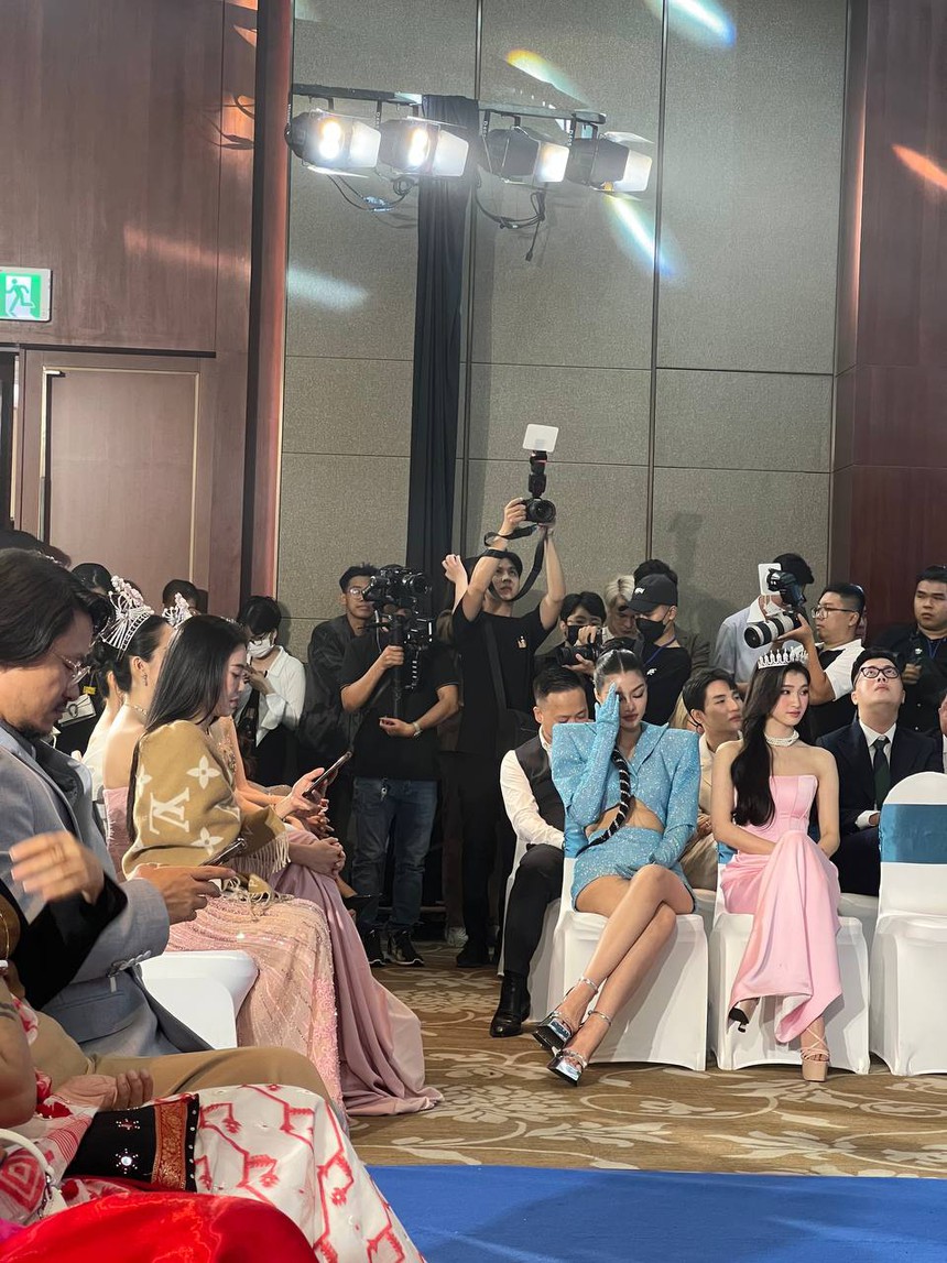 Biểu cảm hài hước của Á hậu Kiều Loan trước màn catwalk khó hiểu từ Mai Phương và Bảo Ngọc - Ảnh 1.