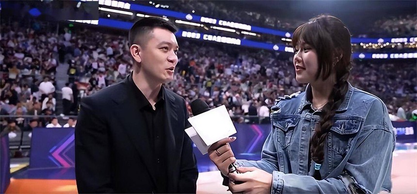 Sao bóng rổ 1m93 không ngờ vẫn lép vế chiều cao trước nữ 'phóng viên', bất ngờ với danh tính thực sự của cô gái - Ảnh 1. Sao bóng rổ 1m93 không ngờ vẫn lép vế chiều cao trước nữ 'phóng viên', bất ngờ với danh tính thực sự của cô gái - Ảnh 1.