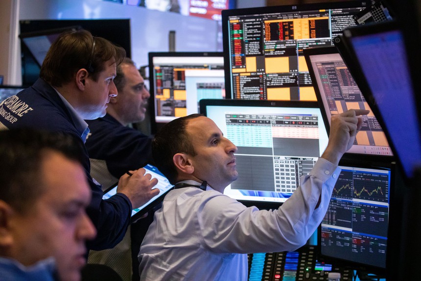 Chứng khoán Âu-Mỹ diễn biến trái chiều - Giá vàng thế giới tăng - Ảnh 1.