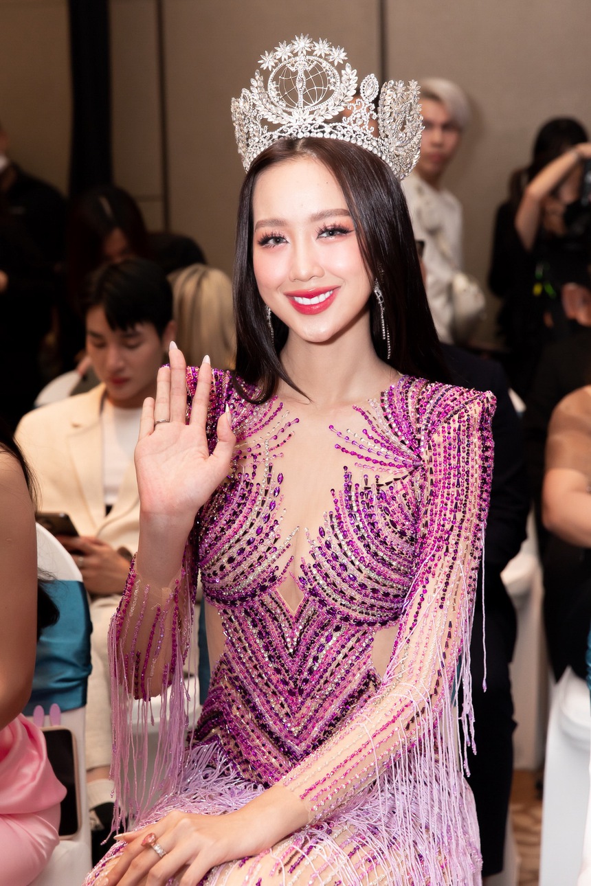 'Vũ trụ mỹ nhân' đổ bộ thảm đỏ: Mai Phương cùng dàn hậu gen Z đọ sắc 'căng đét', Thanh Thủy và Kiều Loan lộ diện gây chú ý - Ảnh 3.