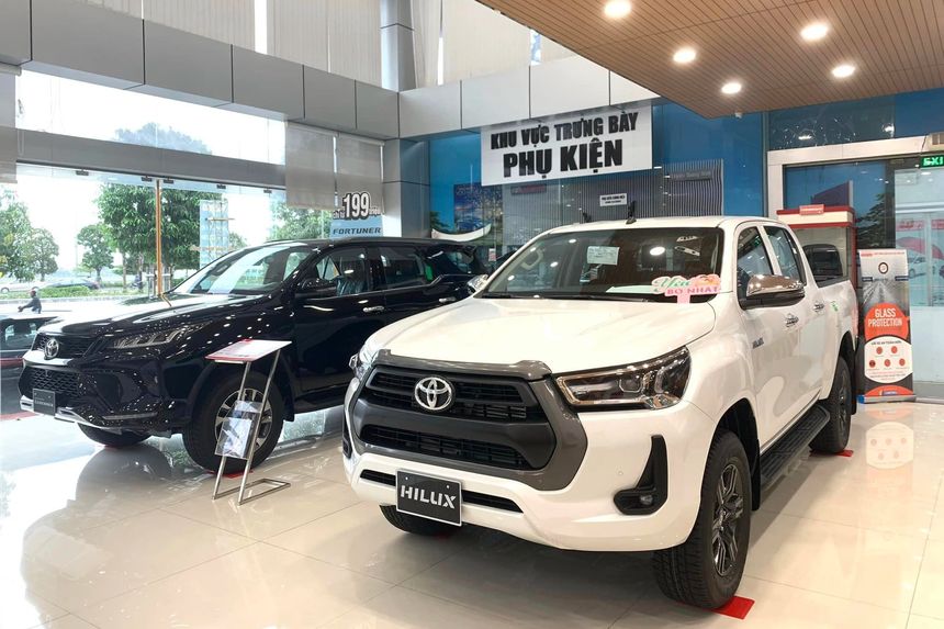 Ảnh thực tế Toyota Hilux 2023 bản duy nhất tại đại lý: Ra biển gần 1 tỷ đồng nhưng nội thất sơ sài, thua Ranger bản rẻ nhất - Ảnh 2. Ảnh thực tế Toyota Hilux 2023 bản duy nhất tại đại lý: Ra biển gần 1 tỷ đồng nhưng nội thất sơ sài, thua Ranger bản rẻ nhất - Ảnh 2.