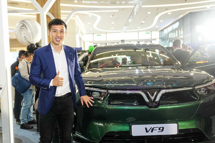 Đội trưởng Đỗ Hùng Dũng là một trong những khách hàng đầu tiên nhận xe VF9 - Ảnh 1.