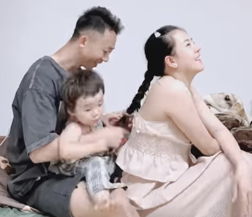 Làm vợ cầu thủ có sướng: Cầu thủ tuyển Việt Nam trổ tài tết tóc cho vợ, bất ngờ với kết quả - Ảnh 1. Làm vợ cầu thủ có sướng: Cầu thủ tuyển Việt Nam trổ tài tết tóc cho vợ, bất ngờ với kết quả - Ảnh 1.