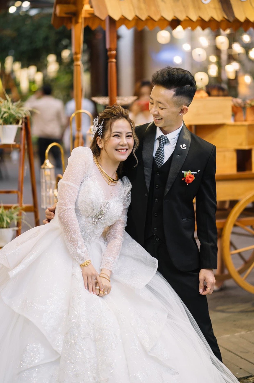 Làm vợ cầu thủ có sướng: Cầu thủ tuyển Việt Nam trổ tài tết tóc cho vợ, bất ngờ với kết quả - Ảnh 3. Làm vợ cầu thủ có sướng: Cầu thủ tuyển Việt Nam trổ tài tết tóc cho vợ, bất ngờ với kết quả - Ảnh 3.