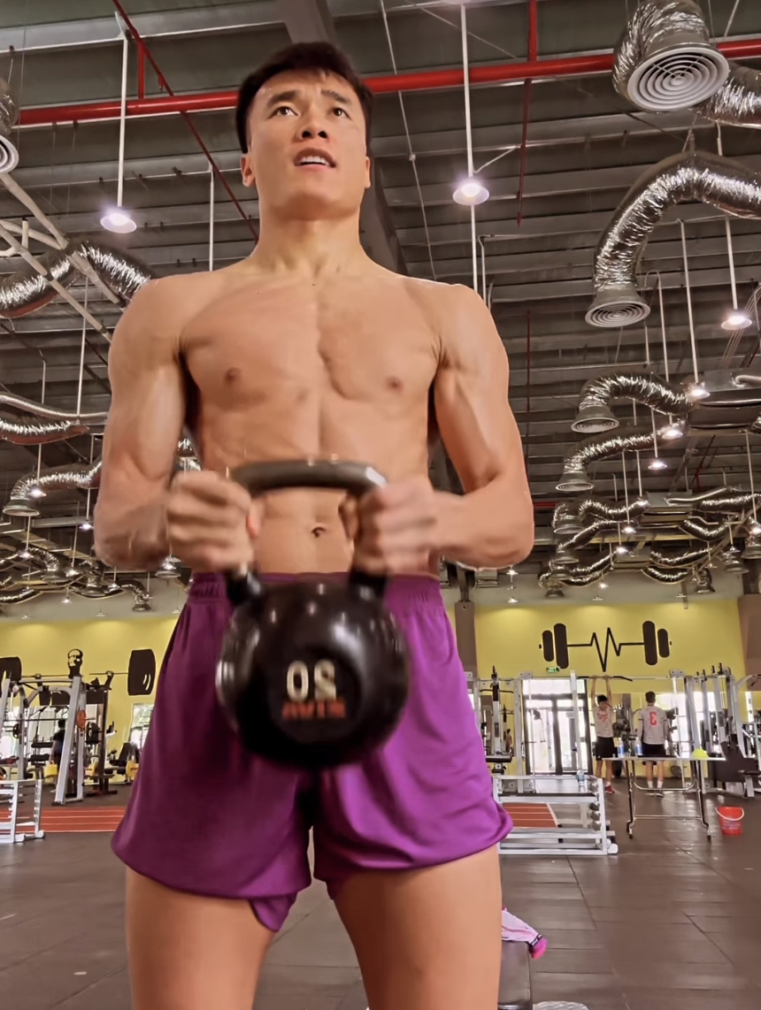 Thủ môn Bùi Tiến Dũng lộ body 8 múi săn chắc, thi đấu xuống phong độ nhưng ngoại hình vẫn đỉnh cao như năm nào - Ảnh 2.