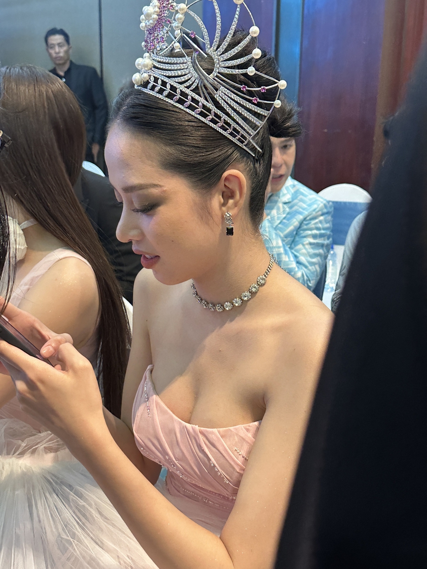 Zoom cận nhan sắc của Hoa hậu Thanh Thuỷ sau khi thừa nhận nâng mũi và sửa vòng 1 - Ảnh 3.