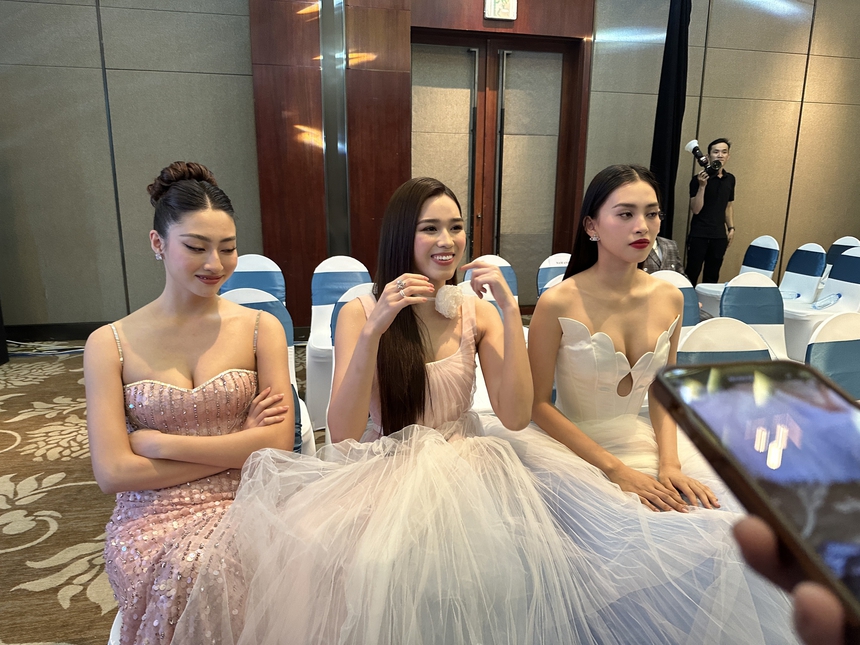 3 nàng hậu Lương Thuỳ Linh - Đỗ Hà và Tiểu Vy chung khung hình, nhan sắc gây lụi tim vì toàn cực phẩm Vbiz - Ảnh 2.