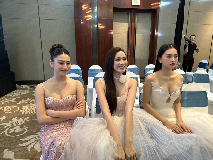 3 nàng hậu Lương Thuỳ Linh - Đỗ Hà và Tiểu Vy chung khung hình, nhan sắc gây lụi tim vì toàn cực phẩm Vbiz - Ảnh 1.