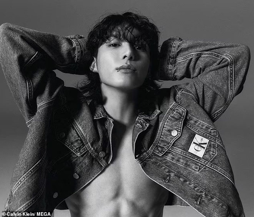 Báo Anh đăng tin: 'Ngôi sao của BTS, Jungkook để lộ cơ bụng như tượng tạc khi tạo dáng cho chiến dịch mới của Calvin Klein... trước khi nhập ngũ' - Ảnh 2.