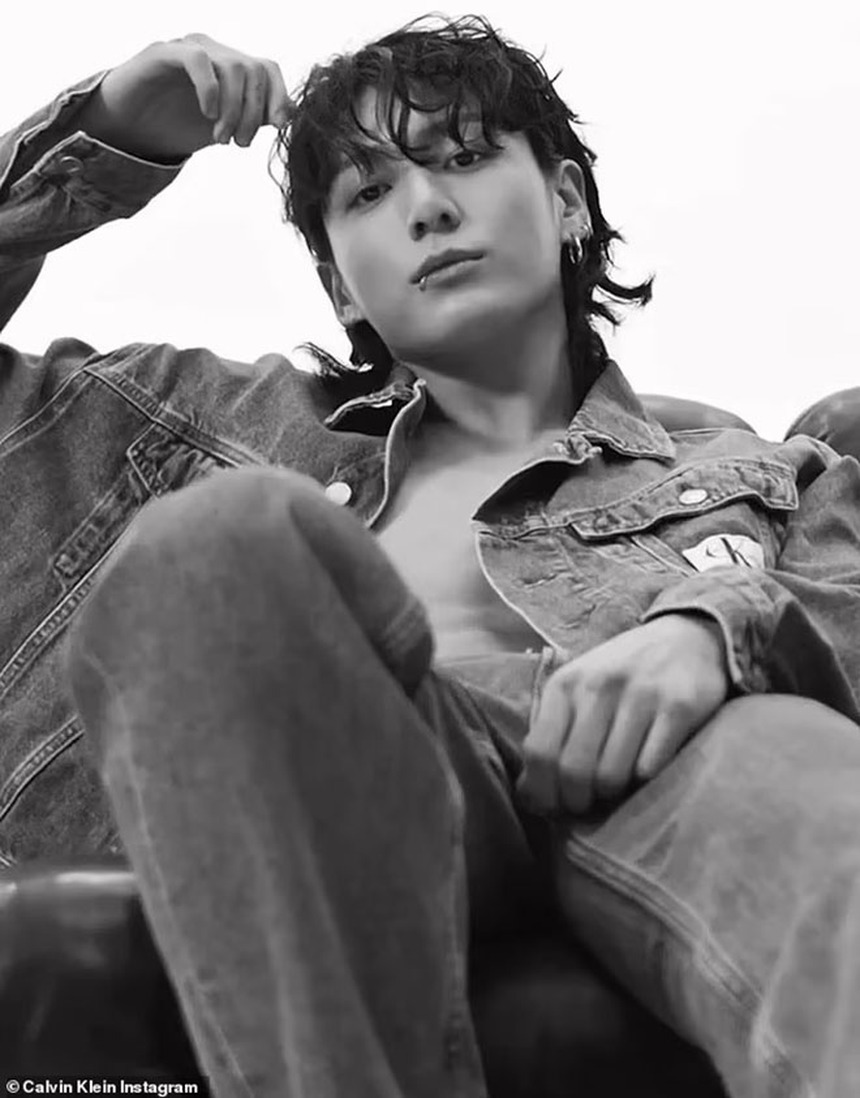 Báo Anh đăng tin: 'Ngôi sao của BTS, Jungkook để lộ cơ bụng như tượng tạc khi tạo dáng cho chiến dịch mới của Calvin Klein... trước khi nhập ngũ' - Ảnh 3.