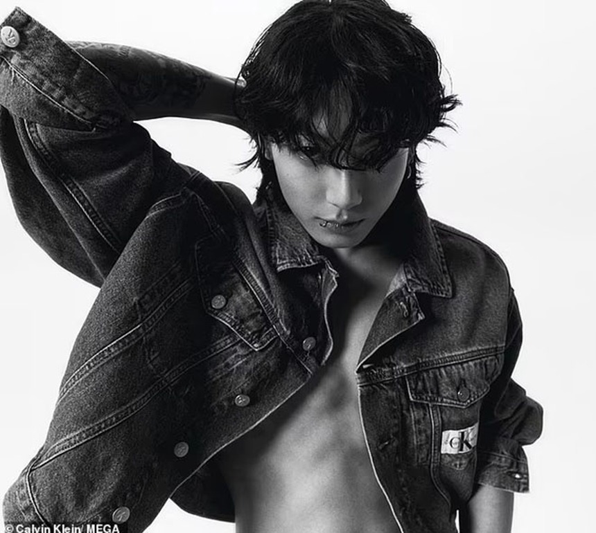 Báo Anh đăng tin: 'Ngôi sao của BTS, Jungkook để lộ cơ bụng như tượng tạc khi tạo dáng cho chiến dịch mới của Calvin Klein... trước khi nhập ngũ' - Ảnh 4.
